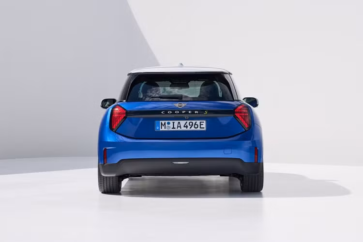 Tương tự Countryman, Mini Cooper Electric 2024 có 2 tùy chọn động cơ. Đầu tiên là mô-tơ điện mạnh 181 mã lực và 290 Nm dùng cho phiên bản E. Mô-tơ điện cho phép xe tăng tốc từ 0-100 km/h trong thời gian 7,3 giây trong khi cụm pin 40,7 kWh giúp xe chạy được quãng đường 305 km.