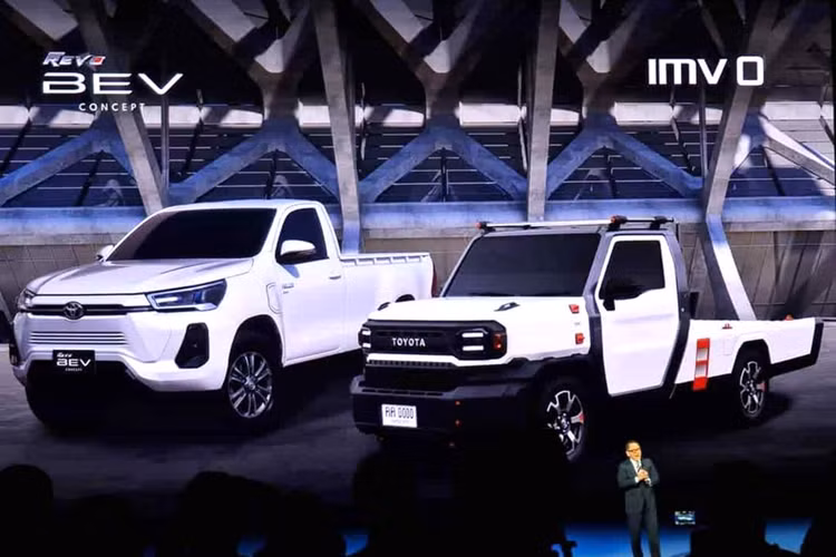 Mục tiêu Toyota hướng đến khi phát triển Hilux Champ là một mẫu xe bán tải cỡ nhỏ, đa dụng. Do đó, kích thước thân xe của Champ nhỏ hơn Hilux REVO nhưng lại linh hoạt hơn, nó giống như một chiếc xe bán tải đồ chơi LEGO.