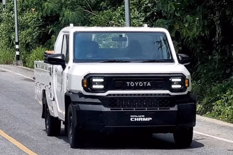 Theo kế hoạch, Toyota Hilux Champ 2024 mới sẽ chính thức ra mắt thị trường Đông Nam Á, cụ thể là Thái Lan vào ngày 27/11. Mức giá khởi điểm dành cho mẫu bán tải này được đồn đoán từ 400.000 Baht (~274 triệu VNĐ).