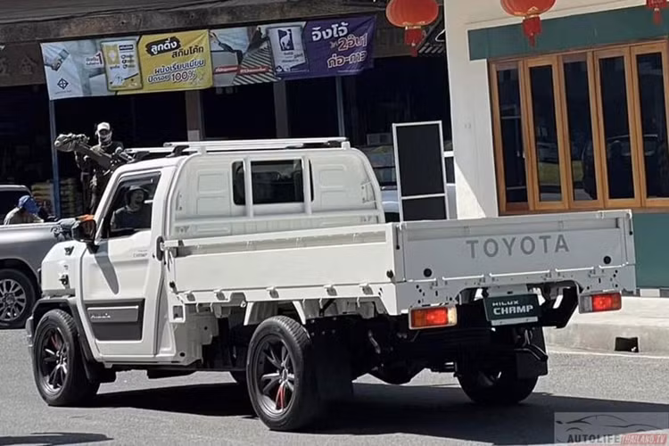 Toyota cho biết công đoạn chuyển đổi thân xe phía sau chỉ mất dưới một giờ. Về truyền động, Toyota Hilux Champ giá rẻ hiện được xác nhận có ít nhất 3 tuỳ chọn động cơ. 