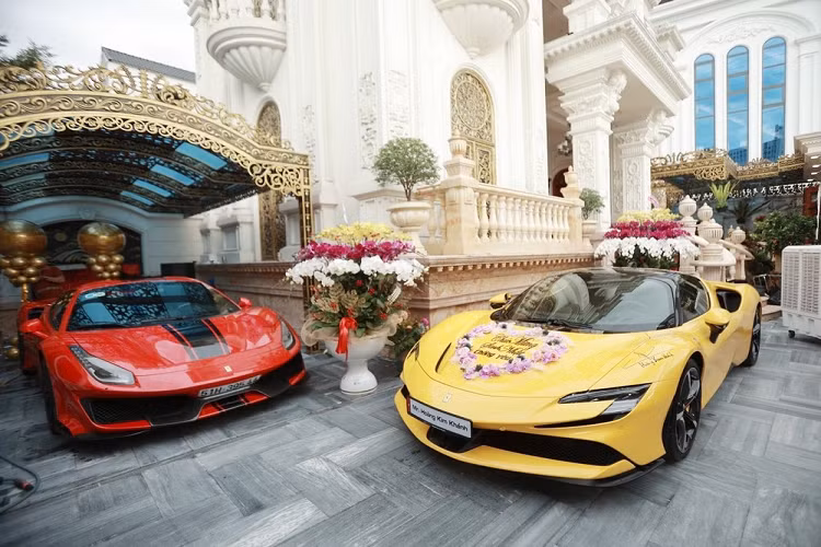 Dù sở hữu siêu xe Ferrari đầu tiên khá muộn nhưng thương hiệu "ngựa chồm" lại được Hoàng Kim Khánh tin dùng với chiếc thứ 2 vừa mới được bàn giao theo diện chính hãng. Đáng chú ý, Cặp đôi Ferrari của Hoàng Kim Khánh có giá lên đến trên 80 tỷ đồng