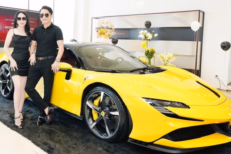 Khác với lần mua siêu xe mui trần Ferrari 488 Pista Spider qua diện tư nhân, ở lần tậu chiếc Ferrari SF90 Stradale này, đại gia Hải Dương đã được bàn giao theo diện chính hãng. Chiếc SF90 Stradale mới này được sơn màu vàng hứa hẹn sẽ là cặp trời sinh khi đi cùng với siêu xe bò tót Lamborghini Aventador S LP740-4 của Hoàng Kim Khánh.