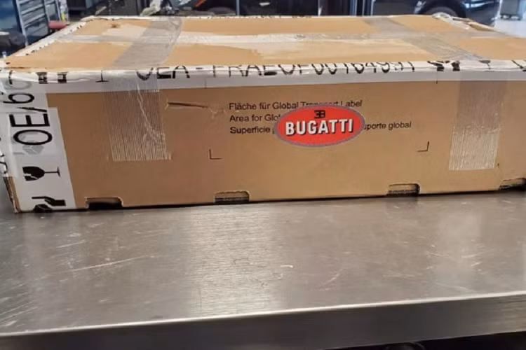 Giá linh kiện Bugatti Veyron thay thế rất cao nhưng tiền công thay thế còn đắt đỏ hơn do quá trình xử lý các vấn đề trên siêu xe Bugatti Veyron cực kỳ phức tạp. Được biết, một thợ máy bình thường sẽ phải mất từ 40 - 50 giờ để hoàn thành công việc.