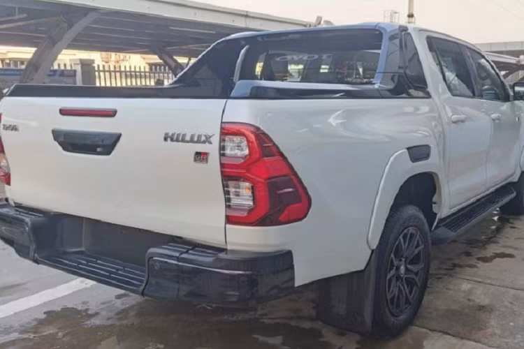 Toyota Hilux là một trong những mẫu bán tải gia nhập thị trường Việt Nam sớm nhất và khá được lòng người tiêu dùng bởi vẻ ngoài hiện đại, độ bền cao, đồng thời phụ tùng dễ thay và sửa chữa.