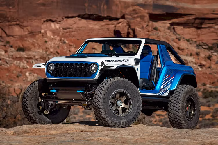  1. Jeep Wrangler Magneto 3.0 Đây sẽ là lần thứ 3 Jeep trình diễn mẫu xe concept Wrangler hoàn toàn thuần điện. Lần này, chiếc Jeep Wrangler Magneto mới trở lại với kiểu dáng hầm hố hơn, khả năng đi địa hình tốt hơn và hiệu năng vận hành mạnh mẽ hơn so với 2 bản trước đó.