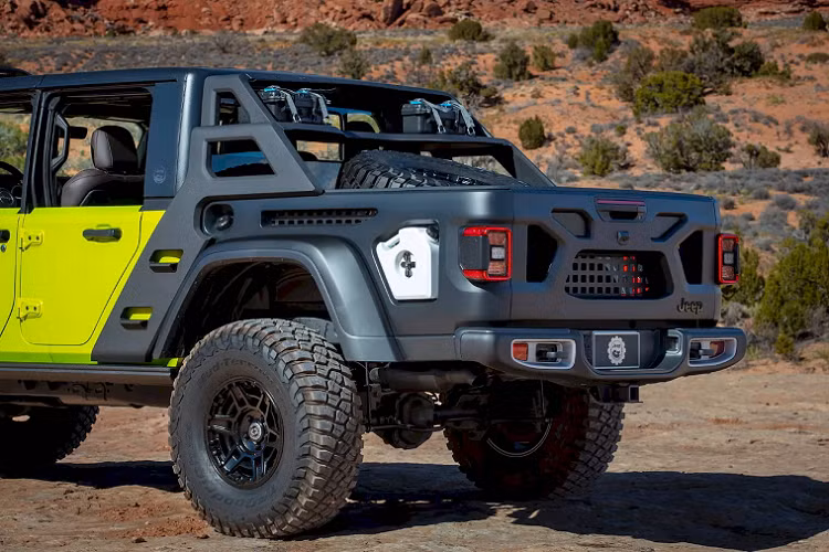 Giống như bản concept Wrangler Departure, mẫu Sideburn mang thiết kế thiên về gia tăng sự hầm hố để đi địa hình, với loạt thành phần JPP gắn thêm. Tên xe lấy cảm hứng từ chính "bộ giáp" màu đen mờ bọc lấy phần chắn bùn bánh trước và bao quanh khu vực thùng sau.