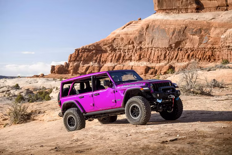  5. Jeep Wrangler Rubicon 4×e Concept Là một bản concept mà Jeep chưa thể tiết lộ tên chính thức, mẫu Wrangler này có màu sơn đặc biệt với tông magenta hồng sẫm kết hợp cùng các điểm nhấn màu đen bóng, ấn tượng hơn nhiều so với màu hồng Tuscadero từng có trên Jeep Wrangler 2021.