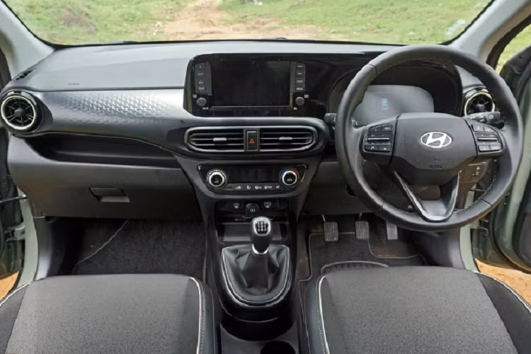 Trái với ngoại thất, nội thất của Hyundai Exter lại khá giống Grand i10 2023 đang bán tại Ấn Độ, thể hiện qua những chi tiết như mặt táp-lô, vô lăng 3 chấu tích hợp phím chỉnh âm lượng, màn hình cảm ứng trung tâm, tapi cửa, núm xoay chỉnh điều hòa và cửa gió điều hòa. Nội thất của mẫu SUV hạng A này có 2 hàng ghế với 5 chỗ ngồi.
