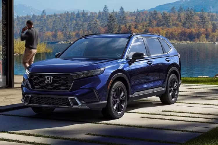  Honda CR-V 2023 Theo thông tin từ các tư vấn bán hàng, ngày 25/10 tới, Honda Việt Nam sẽ chính thức trình làng mẫu xe gầm cao cỡ C là CR-V thế hệ mới. Theo đó, xe sẽ được phân phối tại Việt Nam với 4 phiên bản, trong đó 3 bản máy xăng (7 chỗ) sẽ được lắp ráp trong nước, còn 1 biến thể hybrid (5 chỗ) sẽ được nhập khẩu nguyên chiếc từ Thái Lan.