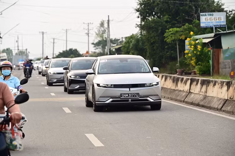 Anh Fitra Eri, một tay đua chuyên nghiệp tại Indonesia, đồng thời cũng là chủ sở hữu của một chiếc IONIQ 5 cho biết; “IONIQ 5 là một mẫu xe đáng tin cậy, trải qua gần 3.000km hành trình qua 5 nước, chiếc xe cho tôi cảm giác an tâm khi cầm lái với hệ thống treo vững vàng mà vẫn vừa đủ êm ái.
