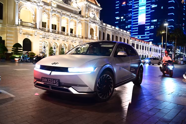 Được xây dựng trên nền tảng xe điện toàn cầu E-GMP của Hyundai Motor, IONIQ 5 sở hữu sức mạnh truyền động cũng như những tính năng hiện đại, giúp dễ dàng chinh phục cung đường 2.751km. Đoàn xe IONIQ 5 có 2 chiếc được trang bị hệ dẫn động AWD với 2 motor điện cung cấp sức mạnh lên đến 320 mã lực.