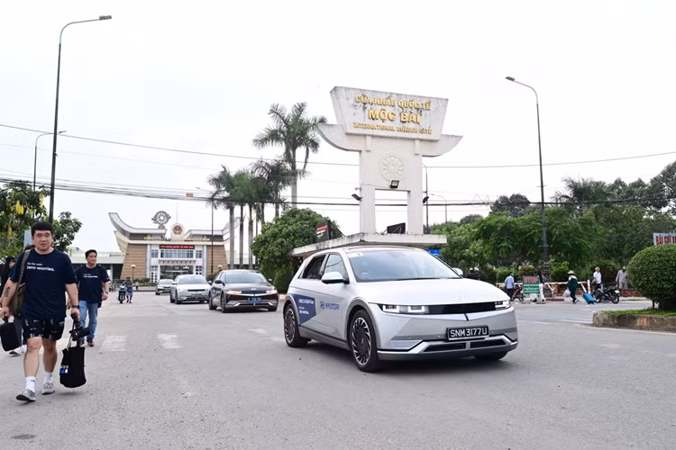 Việc này giúp cho IONIQ 5 có khả năng “cứu hộ” cho một chiếc IONIQ 5 khác hoặc bất cứ chiếc xe nào có cùng chuẩn sạc khi chiếc xe đó hết pin hoặc quên cắm sạc. Với công suất tối đa lên đến 70 kW, việc cứu hộ này chỉ diễn ra trong vài phút và chiếc xe được cứu hộ có năng lượng để di chuyển thêm hàng chục km, đến điểm sạc gần nhất để nạp đầy năng lượng.