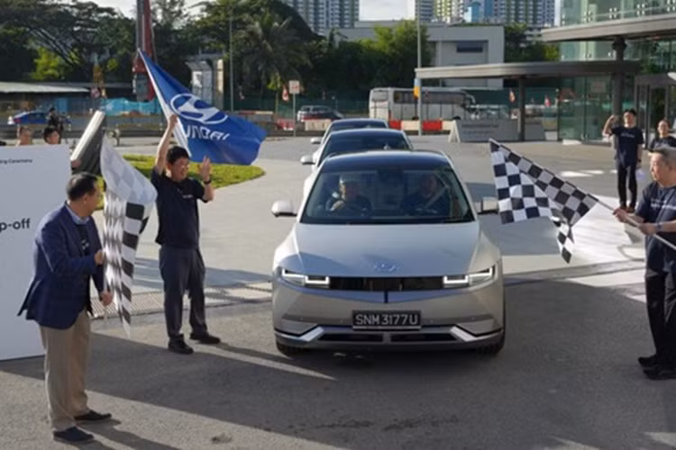 IONIQ 5 là chiếc xe đầu tiên khi IONIQ được tách ra trở thành thương hiệu xe điện của Hyundai Motor. Chiếc xe nhận được sự đánh giá cao của cộng đồng và giới chuyên môn về thiết kế độc đáo cũng như chất lượng hoàn thiện cao. IONIQ 5 đã nhận được giải thưởng Xe thế giới của năm 2022 (WCOTY 2022) danh giá uy tín toàn cầu.