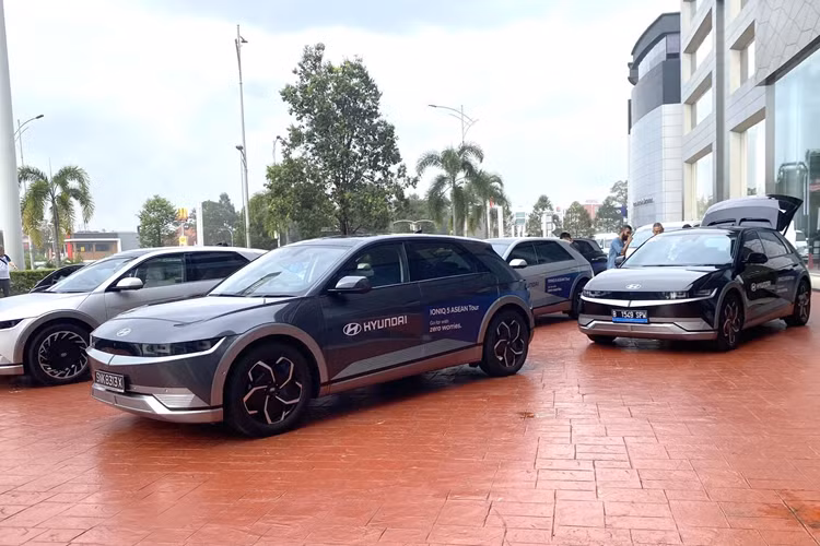 Tại Việt Nam, IONIQ 5 được sản xuất và phân phối với hệ dẫn động cầu sau, tùy chọn pin dung lượng 58 kWh cho quãng đường di chuyển 384km và pin dung lượng 72,6 kWh cho quãng đường di chuyển 450 km. Xe được trang bị đầy đủ những tính năng về vận hành, giải trí cũng như an toàn với gói Hyundai SmartSense.