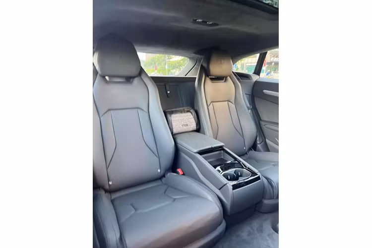 Theo tay cò bán xe, chiếc siêu SUV Lamborghini Urus này được sản xuất năm 2022, tức đã 1 năm qua chưa tìm thấy chủ nhân, xe trong tình trạng mới 100%, chưa đăng ký, vì thế, người mua sẽ đóng thêm 1 số loại thuế và phí để xe lăn bánh. Mức giá bán được người này đưa ra mới bất ngờ, hoang mang và sững sờ, đó là trên 15 tỷ đồng, nhưng không nói rõ chính xác là bao nhiêu.