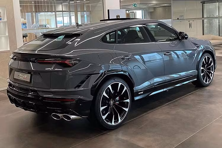 Điểm làm nên sự thú vị của Urus chính là chiếc xe Lamborghini có thể dễ dàng chinh phục bất kỳ con đường nào, ngoài ra, khoang hành lý có dung tích 1.596 lít nếu hàng ghế sau được gập lại cũng khiến cho không ít đại gia phải nhanh chóng xuống tiền sở hữu.