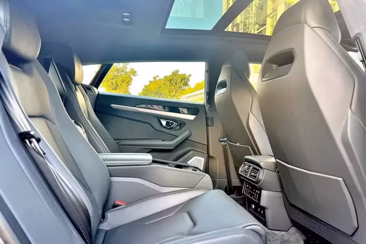 Nghe đến mức giá Lamborghini Urus trên 15 tỷ đồng, nhiều người chợt nhớ đến chiếc biển số 51K-888.88, vì mới đây, 1 đại gia đã nộp đủ số tiền trúng đấu giá biển này là 15,265 tỷ đồng, nếu mua thêm chiếc siêu SUV Lamborghini Urus này để đăng ký cho VIP trên, ước tính đại gia phải chi ra trên 32 tỷ đồng cho xe và biển, quá đẳng cấp.
