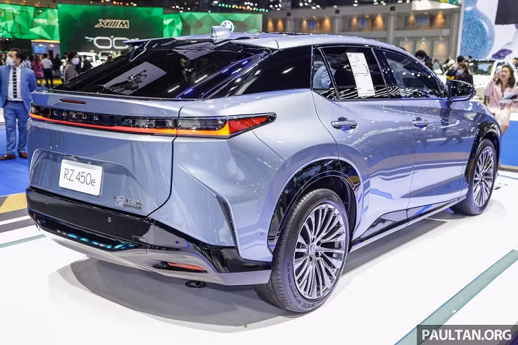 Ở Thái Lan, xe có 2 phiên bản là RZ 450e Luxury và RZ 450e Premium. Giá xe Lexus RZ 2023 cho 2 phiên bản này lần lượt là 3,87 triệu Baht (khoảng 2,6 tỷ đồng) và 4,19 triệu Baht (2,89 tỷ đồng). Lexus RZ 2023 được phát triển dựa trên cơ sở gầm bệ e-TNGA dành riêng cho ô tô điện của tập đoàn mẹ Toyota.