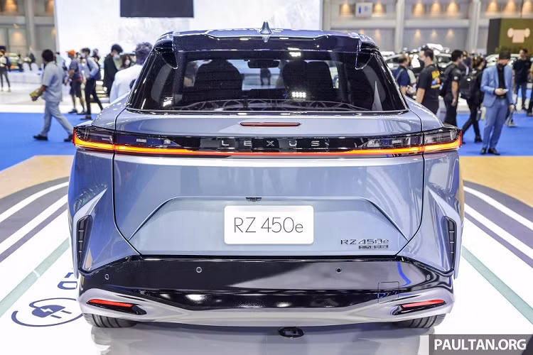 Lexus RZ 2023 tại Thái Lan có 6 màu sắc là trắng Sonic Quartz, xám Sonic Chrome, bạc Sonic Iridium, đen Graphite Black Glass Flake, nâu đồng Sonic Copper và xanh Aether Metallic. Trong khi đó, nội thất có 2 tùy chọn màu là nâu hạt dẻ và xám.