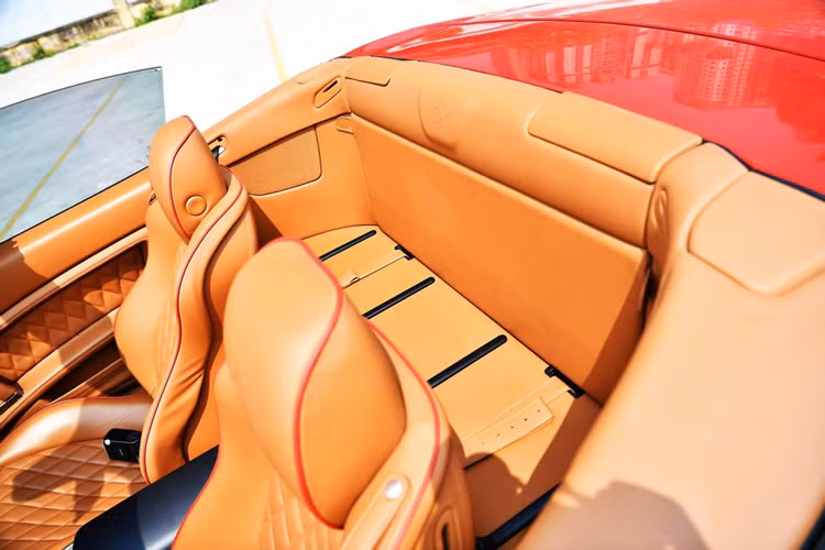 Như vậy, với việc mới tậu chiếc siêu xe mui trần Ferrari California từ 1 người quen chuyên mua bán siêu xe ở Sài thành, ông Đặng Lê Nguyên Vũ đang sở hữu đến 1 cặp xe Ferrari California cùng màu đỏ nguyên bản, nhưng đã được dán thành màu trắng.