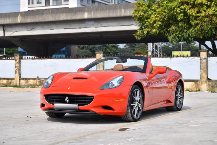 Dòng siêu xe mui trần Ferrari California sử dụng động cơ V8, dung tích 4.3 lít, sản sinh ra công suất tối đa 460 mã lực tại vòng tua máy 7.500 vòng/phút và mô-men xoắn cực đại 485 Nm.
