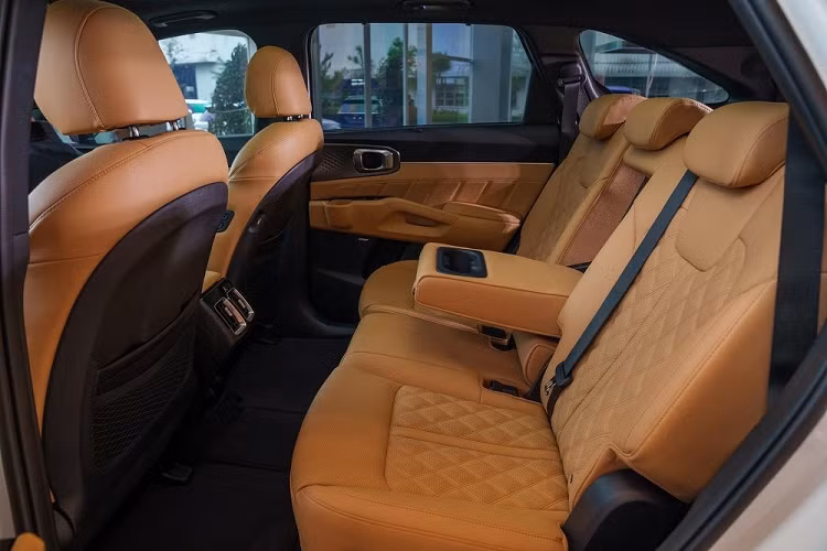 Hiện Kia Sorento Signature 2023 có tổng cộng 4 bản trang bị, bao gồm 2.5G Signature AWD 7 chỗ Nội thất nâu, 2.5G Signature AWD 6 chỗ Nội thất nâu, 2.2D Signature AWD 7 chỗ Nội thất nâu và 2.2D Signature AWD 6 chỗ Nội thất nâu.