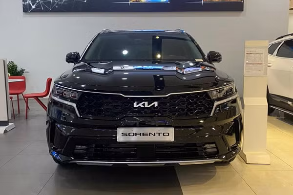 Trong vài ngày vừa qua, tại các đại lý Kia chính hãng đã bắt đầu xuất hiện phiên bản nâng cấp nhẹ của dòng xe Sorento. Tuy nhiên, những nâng cấp này chỉ dành cho Kia Sorento 2023 bản 2.2D Signature AWD và 2.5G Signature AWD. 