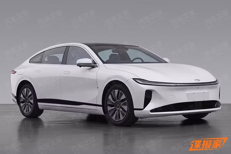 Tiếp đến, các đường gân bên thân xe mượt mà, thiết kế hơi vuốt về phía sau, cộng với tay nắm cửa ẩn và vành xe thấp, giúp tăng đáng kể cảm giác thể thao cho sedan thuần điện Kaiyuan A07.