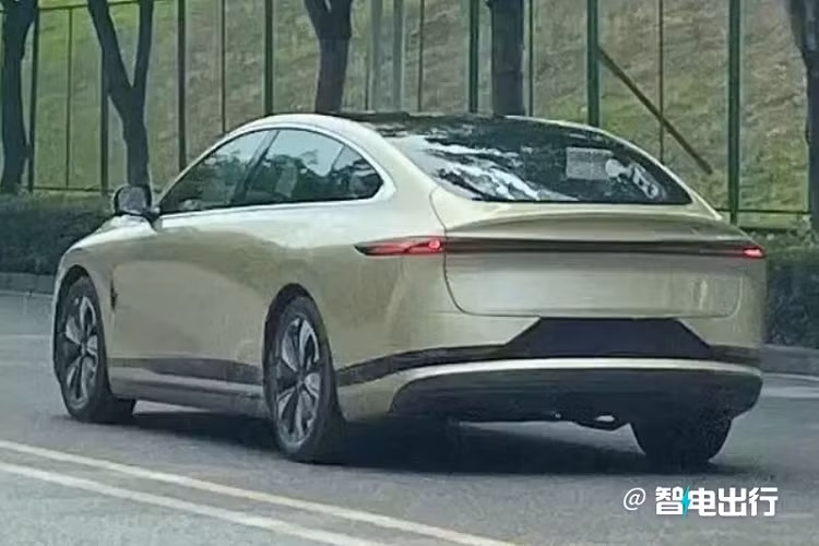 Chiếc xe Kaiyuan A07 áp dụng phong cách thiết kế hoàn toàn mới, trong đó, cụm đèn xuyên thấu và hốc hút gió ba tầng bên dưới khiến chiếc xe này trông rất tương lai.