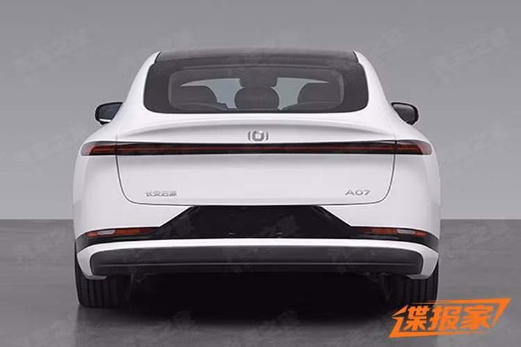 Ở phía sau, Kaiyuan A07 sử dụng cụm đèn hậu kiểu xuyên suốt, được sơn đen và kết hợp với thiết kế cánh lướt gió đuôi vịt, đầy năng động. Vì là xe điện nên chiếc sedan Kaiyuan A07 không có ống xả, vì thế, cản va sau dạng khép kín.