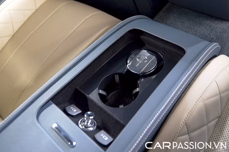 Họa tiết giác cắt kim cương quen thuộc của Bentley được thể hiện trên da bọc cửa và lưng ghế ngồi, cũng như ở các viền núm xoay điều khiển trên bảng trung tâm, như núm xoay chọn chế độ lái, 2 núm xoay điều chỉnh nhiệt độ và các núm xoay nhỏ hơn khác. Đặc biệt trên tựa đầu có dòng chữ First Edition được thêu tay tạo đẳng cấp riêng.
