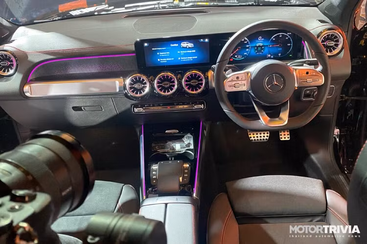 Với gói trang trí này, chiếc SUV điện có mặt ca-lăng nan kép mạ chrome, đèn chiếu sáng LED High Performance, các đường gân trang trí màu xanh dương thể hiện đặc trưng của dòng xe điện EQ. Chưa hết, xe còn có đèn pha tự động Adaptive Highbeam Assist, giá nóc bằng nhôm và mâm xe hợp kim AMG đa chấu kích thước 20 inch.