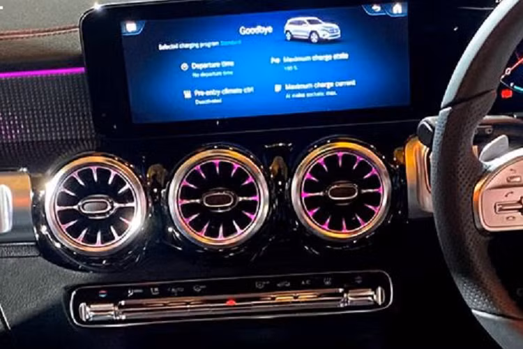 Đặc biệt, EQB đi kèm với Mercedes-Benz Wallbox Home phiên bản 2.0, có khả năng chống bụi và nước theo tiêu chuẩn IP55/IK10. Nó cũng có thể kiểm soát quá trình sạc và cập nhật phần mềm qua mạng thông qua ứng dụng Mercedes me.