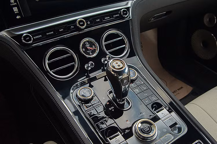 Động cơ trên Bentley Continental GT V8 thế hệ mới vẫn là trái tim V8, dung tích 4.0 lít, 32 van, được tích hợp bộ tăng áp kép, sản sinh ra công suất tối đa 542 mã lực tại vòng tua máy 6.000 vòng/phút và mô-men xoắn cực đại 770 Nm tại dải vòng tua máy 2.000 đến 4.000 vòng/phút.