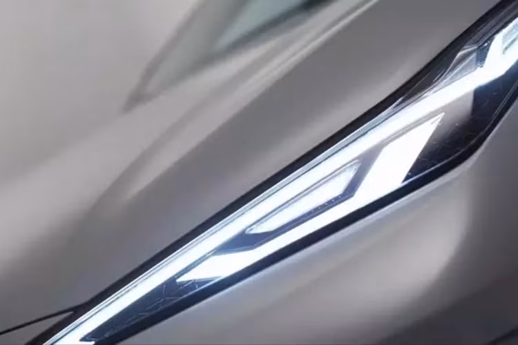 Nhìn từ bên hông, dáng xe Geely Galaxy E8 gần giống một chiếc coupe, với đường mui rất mượt mà và đồng thời, nhờ thân xe được sắp xếp hợp lý, lưới tản nhiệt hút gió chủ động AGS bên ngoài, bánh xe khí động học kín có khả năng cản gió thấp và 25 thiết kế cản gió thấp khác trên toàn bộ xe nên hệ số cản gió chỉ là 0,199 Cd.