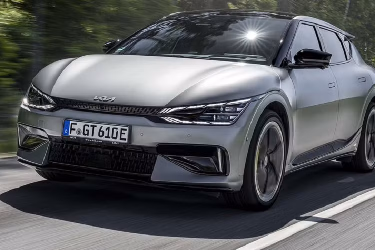 Nhìn thông số này có thể thấy Kia EV6 GT 2023 hơi kém so với Ford Mustang Mach-E GT đi được 435 km mỗi lần sạc và Tesla Model Y Performance là 488 km. Kia EV6 GT vẫn được hưởng lợi từ hệ thống sạc 800 volt giống như các xe điện, có nghĩa là nó có tốc độ sạc tối đa là 240 kilowatt và có thể sạc pin từ 10 đến 80 % chỉ trong 18 phút bằng cách sử dụng sạc nhanh 350 kW.