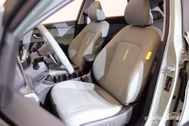 Bên sườn, Kona Hybrid 2023 có những đường dập gân và cắt xẻ sắc sảo, tương tự nhiều mẫu xe đời mới của thương hiệu Hyundai. Thêm vào đó là đường chân kính mạ crôm hất lên ở cột C, nối với cánh gió mui và ốp cua lốp màu đen vuông vức. Nằm bên trong hốc bánh là vành la-zăng có đường kính 17 inch hoặc 18 inch.