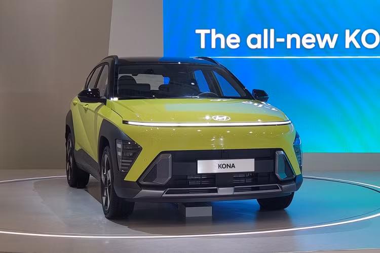 Nhờ kích thước lớn hơn nên Hyundai Kona Hybrid 2023 cũng sở hữu nội thất rộng rãi hơn. Không chỉ mang đến khoảng duỗi chân lớn hơn dành cho hành khách, mẫu SUV cỡ B này còn sở hữu thể tích khoang hành lý tăng 30%.
