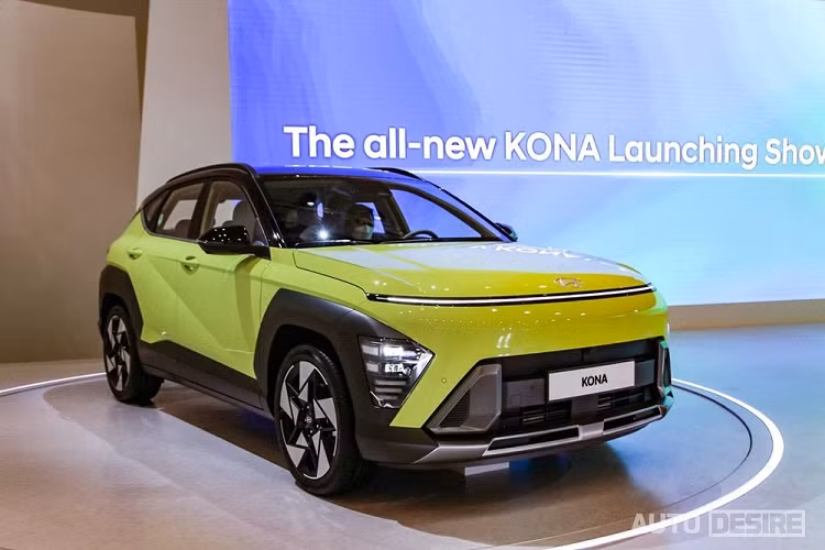 Hyundai Kona thế hệ mới đã lần đầu tiên trình làng tại thị trường Hàn Quốc vào hồi tháng 12 năm ngoái. Ở thế hệ mới, mẫu SUV cỡ B này có 4 phiên bản là tiêu chuẩn, hybrid, N-Line và thuần điện EV. Tuy nhiên, mãi đến nay, hãng hãng mới chính thức tung Hyundai Kona 2023 bản Hybrid ra thị trường Hàn Quốc.