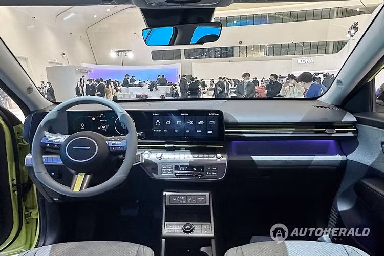 Được áp dụng ngôn ngữ thiết kế mới theo phong cách tương tự Hyundai Staria và Grandeur, Kona Hybrid 2023 mang trên mình hệ thống đèn 2 tầng trên đầu xe. Phía trên là dải đèn LED định vị ban ngày nằm vắt ngang đầu xe trong khi cụm đèn pha LED hình tứ giác được đặt bên dưới.