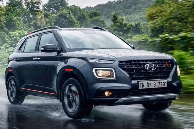 Theo thông tin từ tư vấn bán hàng, mẫu xe SUV giá rẻ Hyundai Venue sẽ được phân phối tại Việt Nam với 2 phiên bản, đi cùng một màu nội thất và 6 tùy chọn màu ngoại thất là: trắng, đen, đỏ, bạc, xám kim loại và xanh dương. Xe sở hữu chiều dài x rộng x cao lần lượt là 1.770 mm x 4.040 mm x 1.590 mm và chiều dài cơ sở 2.520 mm.