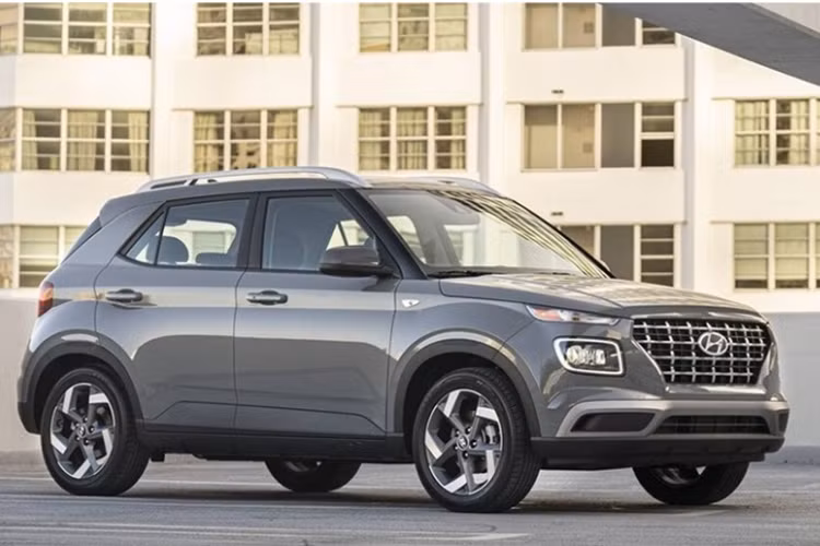 Với kích thước này, xe được định vị ở phân khúc SUV đô thị cỡ nhỏ, cạnh tranh cùng Kia Sonet và Toyota Raize. Bổ sung thêm Venue, dải sản phẩm xe gầm cao của hãng Hyundai tại Việt Nam sẽ đa dạng hơn và trải dài khắp các phân khúc từ cỡ A cho đến cỡ E.