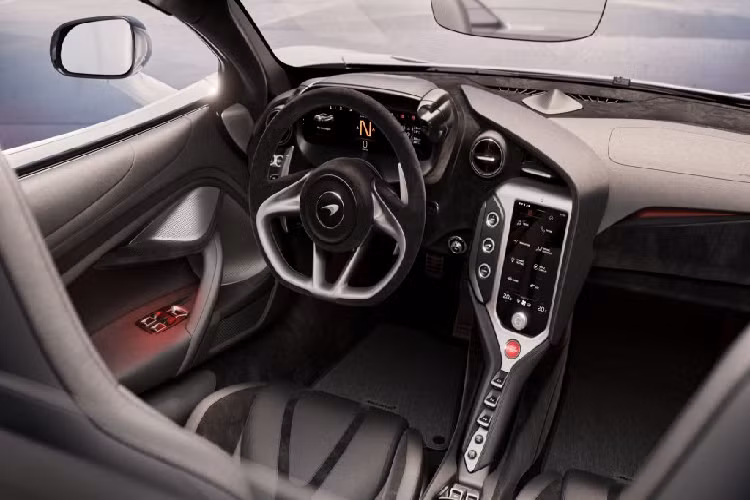 Nội thất của McLaren 750S là sự kết hợp giữa công nghệ tân tiến với những chất liệu tinh xảo, nhưng điều quan trọng hơn tất cả chính là thiết kế tiếp tục hơn nữa tôn chỉ tập trung vào trải nghiệm cho người lái. Trọng tâm của trải nghiệm lái là những màn hình mới – hiển thị thông tin và các công cụ, với màn hình công cụ gắn kết và di chuyển theo cột vô-lăng.