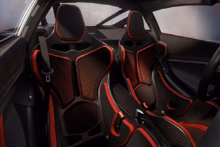Cụ thể, McLaren750S có độ bám đường tốt hơn – được hỗ trợ bởi rãnh trước rộng hơn 6 mm và thiết kế hình học mới cho hệ thống treo – và hệ thống lái điện – thuỷ lực của McLaren, được công nhận rộng rãi về độ chính xác và phản hồi rõ ràng, giờ đây có tỉ số đánh lái nhanh hơn và được hỗ trợ bởi bơm trợ lực mới.