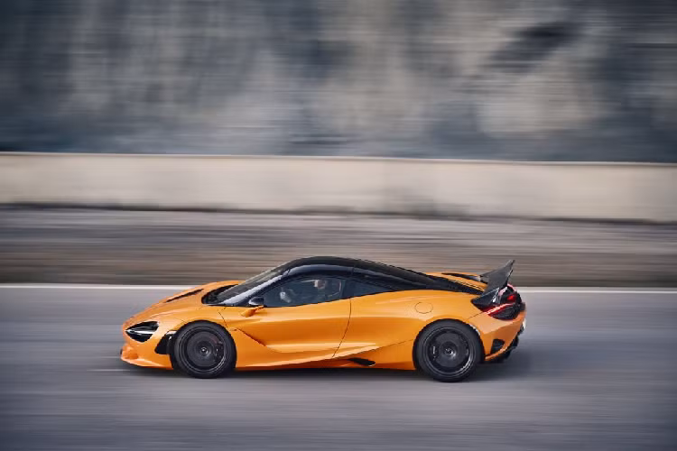 Hệ thống treo thuỷ lực liên kết khung gầm chủ động của McLaren – vốn nổi tiếng với việc kết hợp khả năng kiểm soát thân xe cính xác một cách đáng kinh ngạc với việc tuân thủ hành trình ấn tượng – giờ đây thậm chí còn ấn tượng hơn với hệ thống trao PCC III mới. Thế hệ mới này mang đến mức hiệu suất hệ thống trao cao hơn và không thể thiếu trong khả năng vận động vượt trội của 750S.