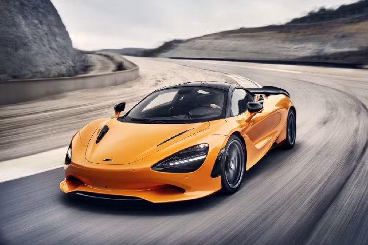 Mẫu xe McLaren 750S phiên bản Spider cũng được thiết kế hướng đến việc giảm thiểu trọng lượng. Phiên bản có phần mui cứng có thể xếp vào (Retractable Hard Top – RHT), hệ thống bảo vệ chống lật và cấu trúc trần sau được đặt làm riêng cho bộ thân liền khối từ sợi carbon cứng cáp mà không cần gia cố tạo điều kiện xe chỉ 1.326 kg.