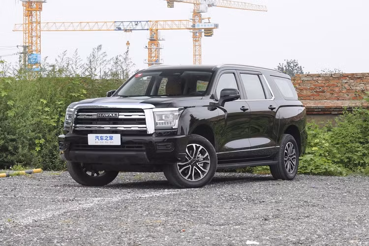 Cụ thể, phần đầu xe Haval H5 thế hệ mới gồm các thanh trang trí mạ crôm dày dặn, chính giữa là lưới tản nhiệt 3 chiều cùng logo Haval có thiết kế vừa đủ để nhận diện. Thiết kế viền xung quanh phía trước cũng đơn giản và thực dụng. Tất nhiên, cụm đèn đa giác kích thước lớn cũng giúp chiếc xe này trông sáng sủa và rạng rỡ hơn ở mặt tiền.
