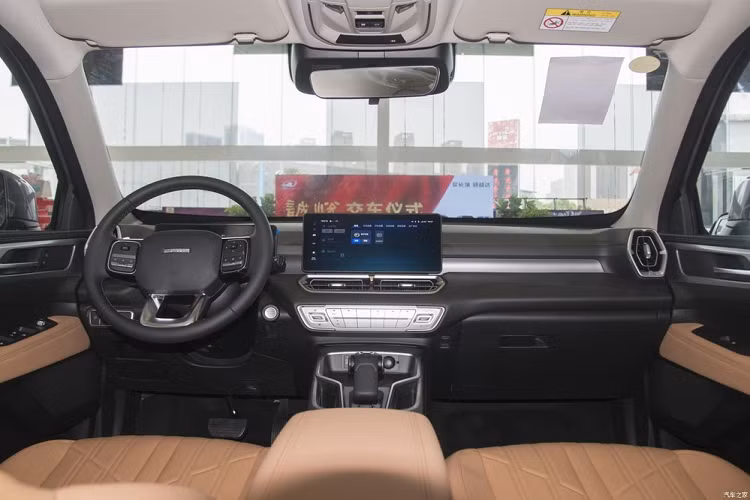 Về kích thước thân xe, Haval H5 thế hệ mới có các số đo bao gồm là chiều dài, chiều rộng, chiều cao của xe lần lượt là 5.190 mm x 1.905 mm x 1.835 mm, và chiều dài cơ sở đạt 3.140 mm, với kích thước này, Haval H5 được định vị là một chiếc SUV cỡ lớn.