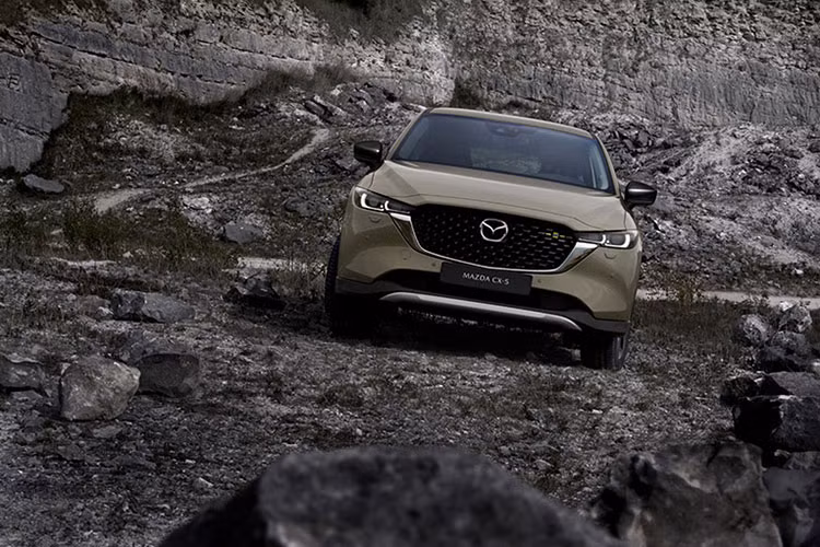 Thứ hai là là động cơ xăng Skyactiv-G 4 xi-lanh, tăng áp, dung tích 2.5L với công suất tối đa 256 mã lực và mô-men xoắn cực đại 434 Nm nếu chạy bằng xăng octane 93. Cả hai đều đi với hộp số tự động 6 cấp và hệ dẫn động 4 bánh. Giá bán của Mazda CX-5 Carbon Turbo 2024 là từ 37.000 USD trong khi mức tương ứng của bản Turbo Premium là 37.800 USD. Bản Turbo Signature cao cấp nhất có giá 40.600 USD.