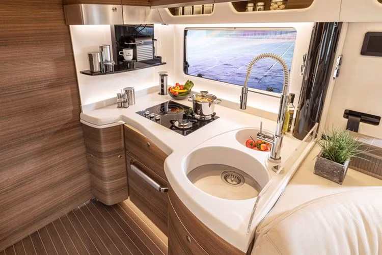 Bên cạnh gara ôtô, chiếc mobihome này còn có một phòng ngủ khá lớn, với giường đủ cho 2 - 6 người ngủ. Phòng tắm rộng rãi, có nội thất bằng thép không gỉ và ốp đá. Liner 1090 GIO có bếp hình chữ U nằm giữa không gian sinh hoạt phía trước và phòng ngủ.